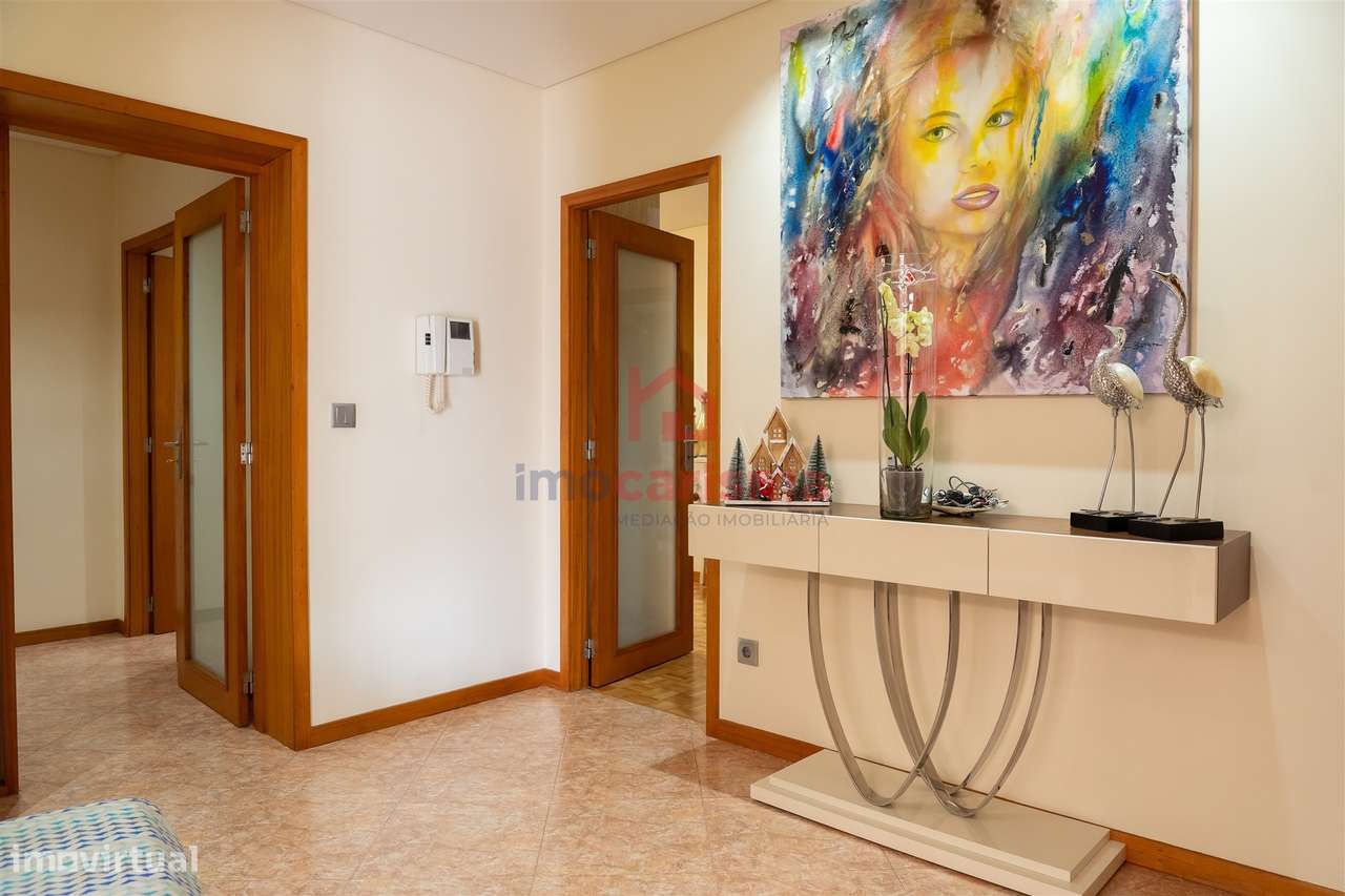 Apartamento T4 transformado em T3 no centro de Vila das Aves, Santo Ti-6