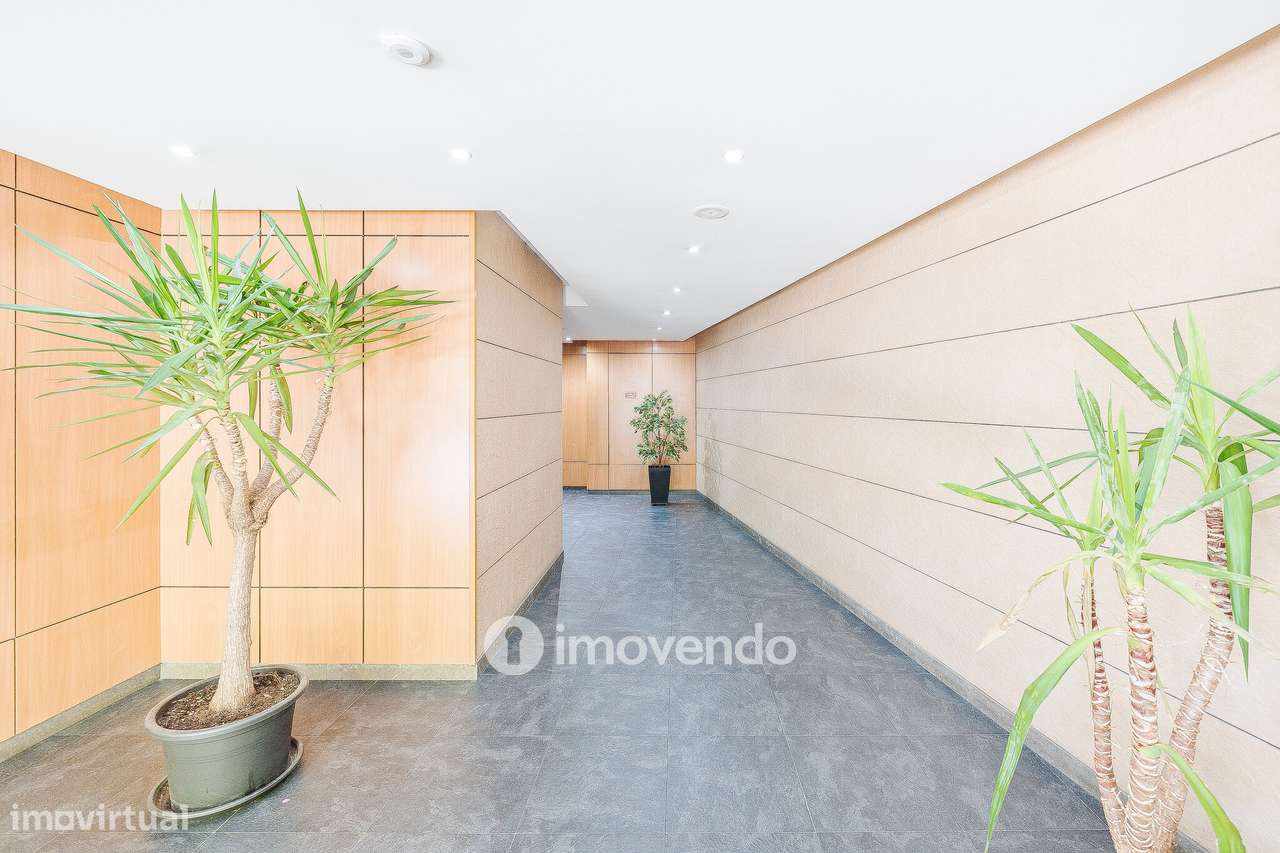 Apartamento T2 moderno, com garagem e varanda enorme, na Malvarosa-46