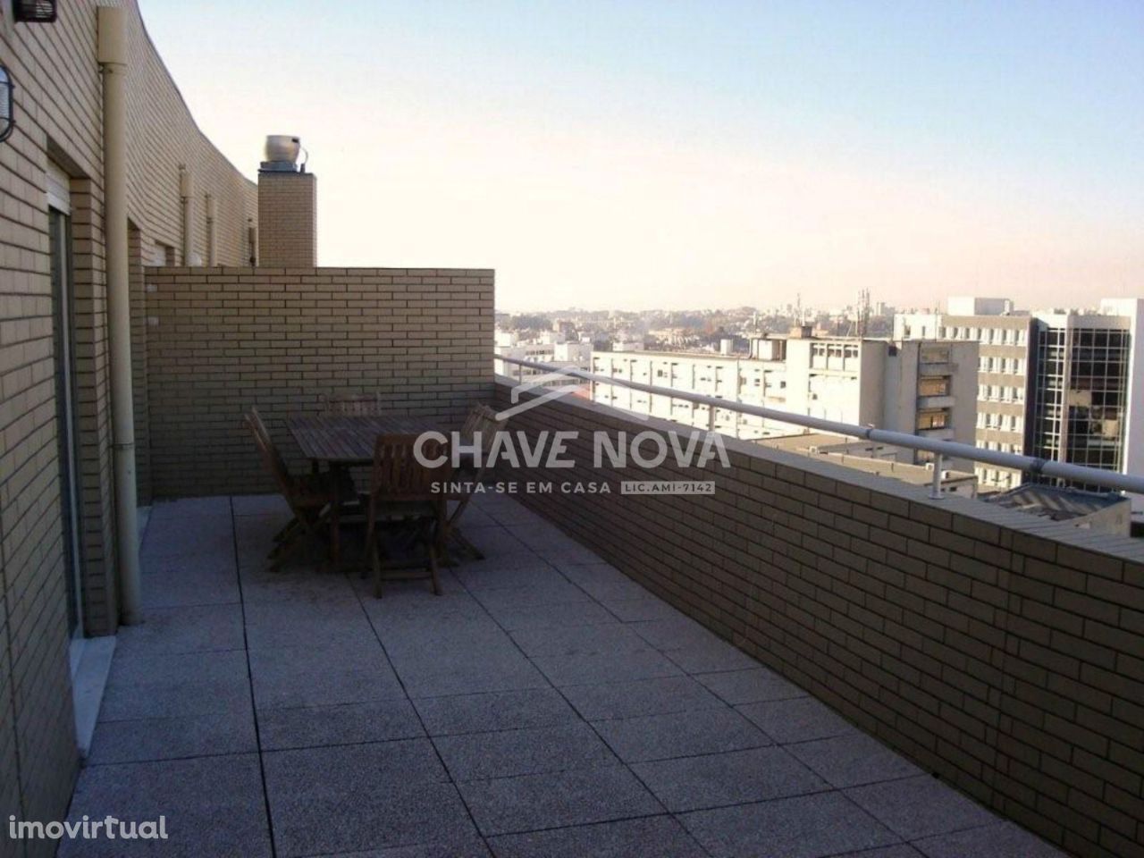 Apartamento T1 c/ Terraço e Lugar de Garagem, junto a câmara.