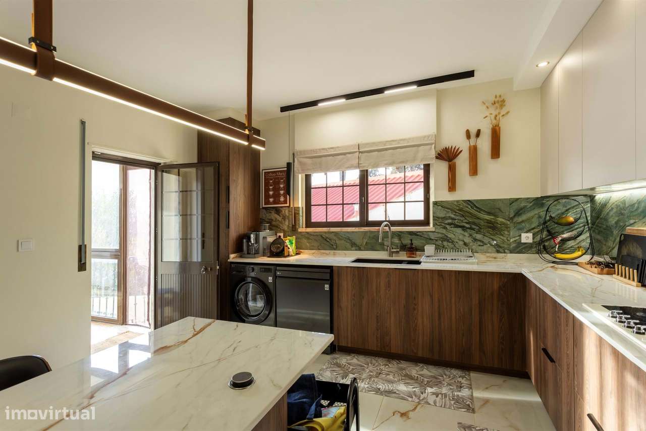 Moradia remodelada com jardim, garagem e vista desafogada, Algueirão,-17