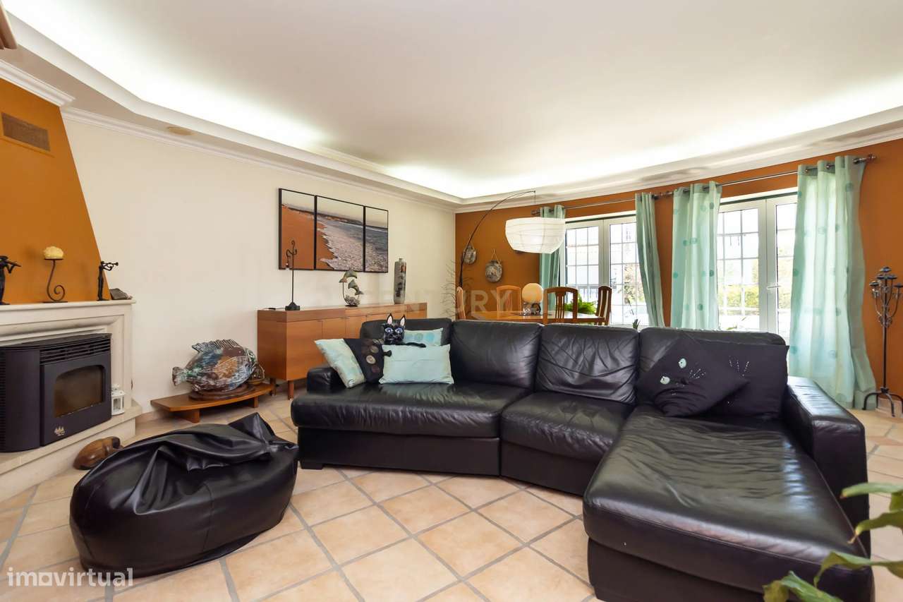 Moradia duplex de 5 assoalhadas com cave em Azeitão - Grande imagem: 2/55