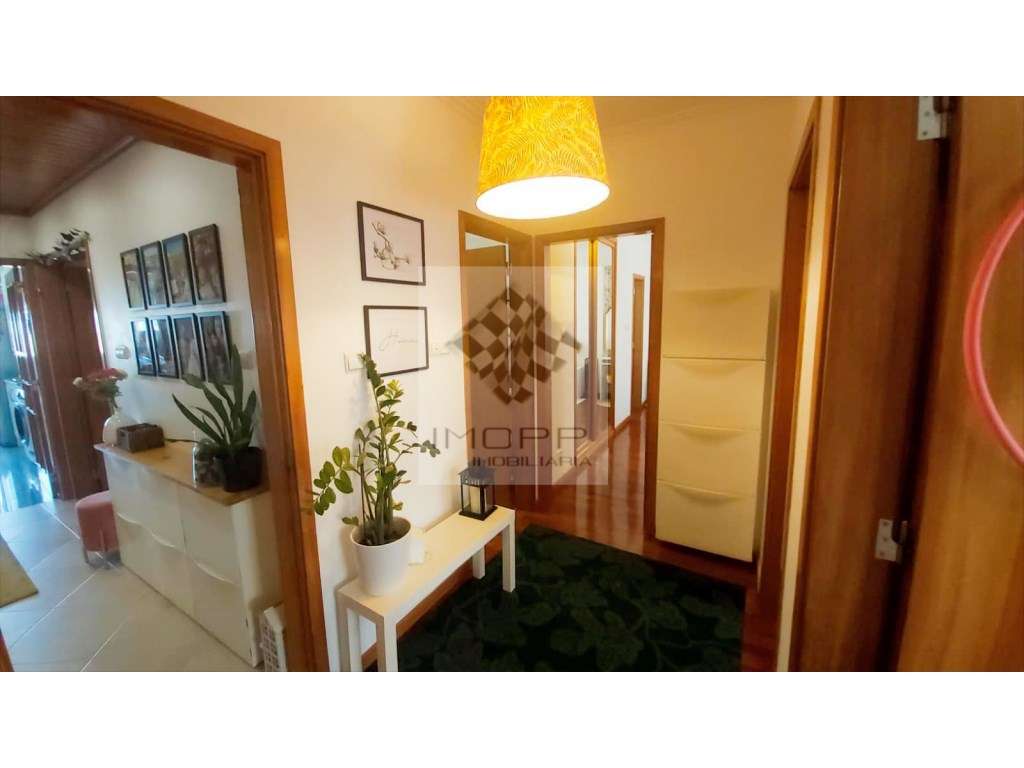 Fabuloso T4 na Radial em Odivelas com estacionamento!-13