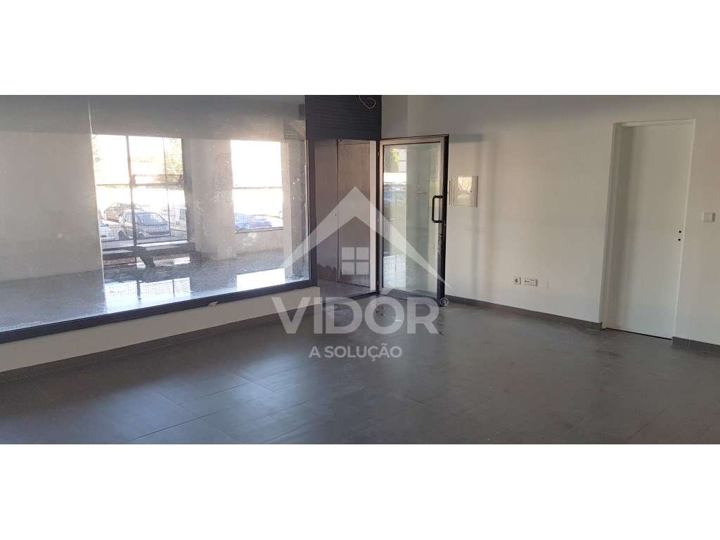 Loja em Matosinhos c/ montra e lugar de garagem - Circunvalação - Grande imagem: 1/13