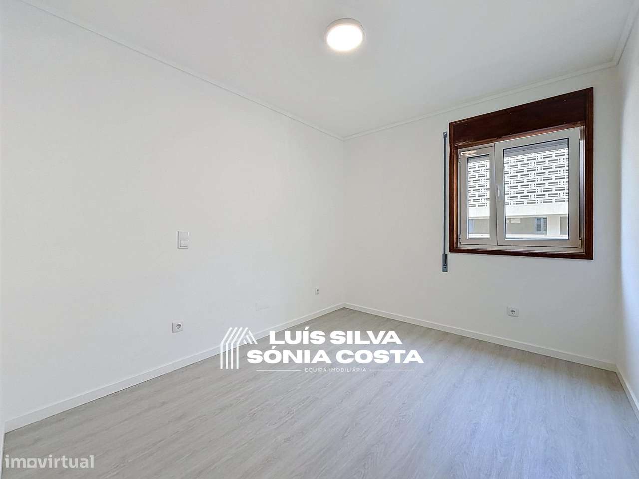 Apartamento T2 Semi-Remodelado c/ Garagem, Marquise & no Centro de...-20