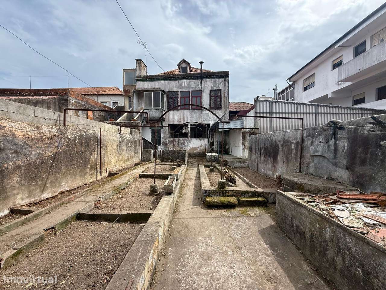 Moradia de Traça Apalaçada com Lojas  no Centro Histórico de Ovar-50