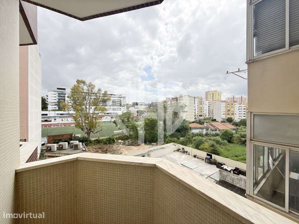 Apartamento T3 Totalmente Remodelado // Estrada da Luz-22