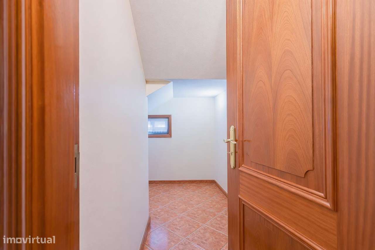 Moradia T4 exclusiva | Piscina| Zona Agrícola | Junto à Praia-32