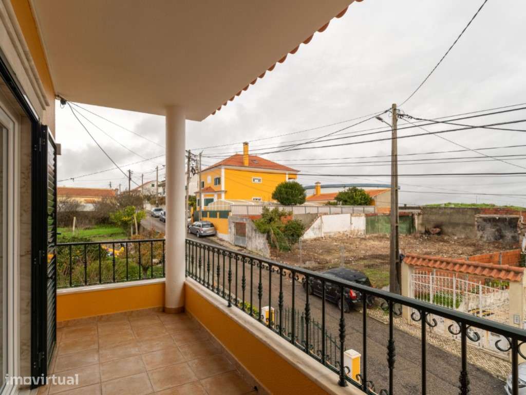 Moradia T4+1 localizada no bairro do 'Casal Novo'.-17