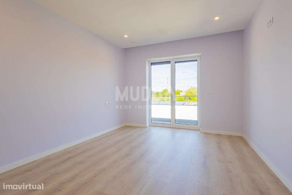 Moradia T4 com Design Contemporâneo e Acabamentos Premium-17