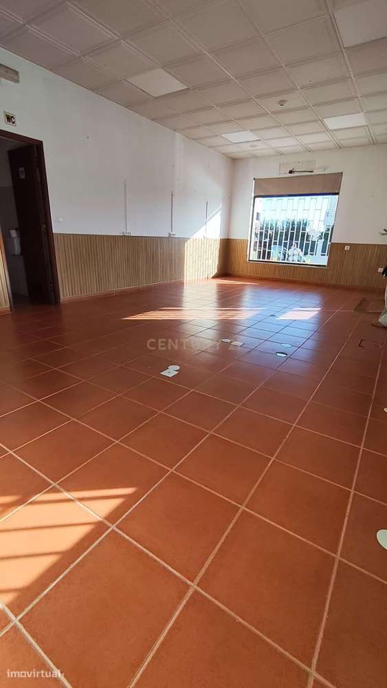 Loja com duas montras, no Centro Fernão Ferro - Grande imagem: 4/12