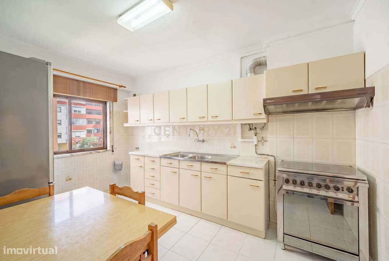 Apartamento T3 em Amora, Seixal - Oportunidade Única!-12