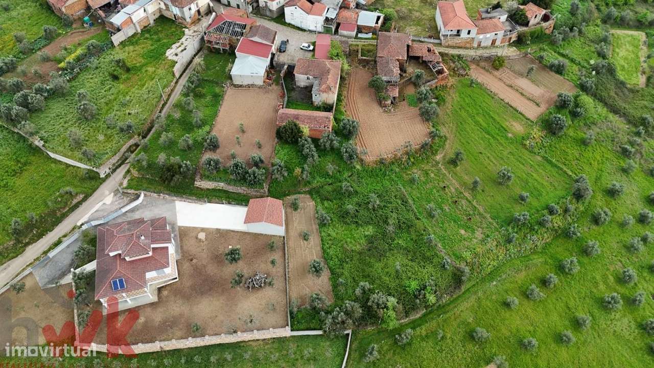 Moradia T4 com terreno com vista para o Rio Alva-8