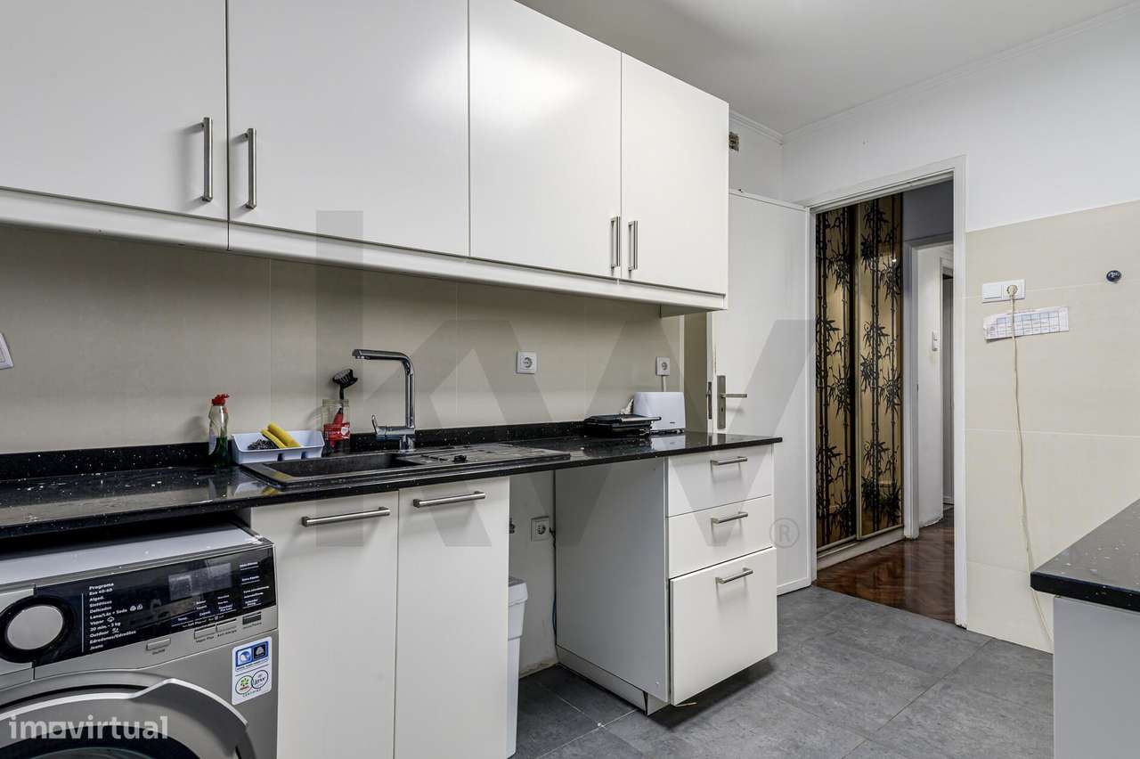 Oportunidade Única em S. Domingos de Benfica: T4 com Potencial e Local-28