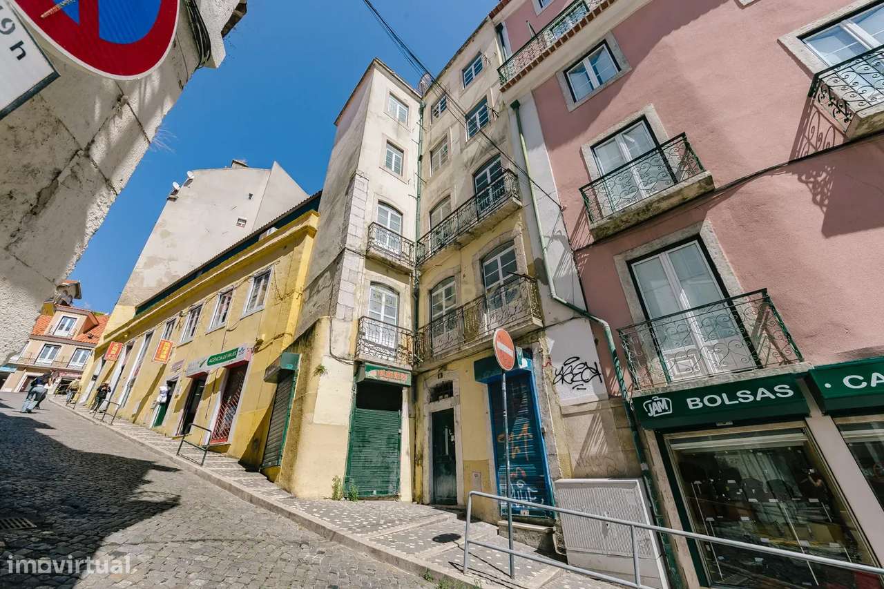 Predio Para Remodelacao Total Com 5 Apartamentos E 2 Lojas Na Mouraria