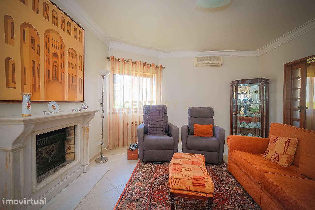 Moradia T5 em Carcavelos — Espaço, Conforto e Localização Privilegiada-16