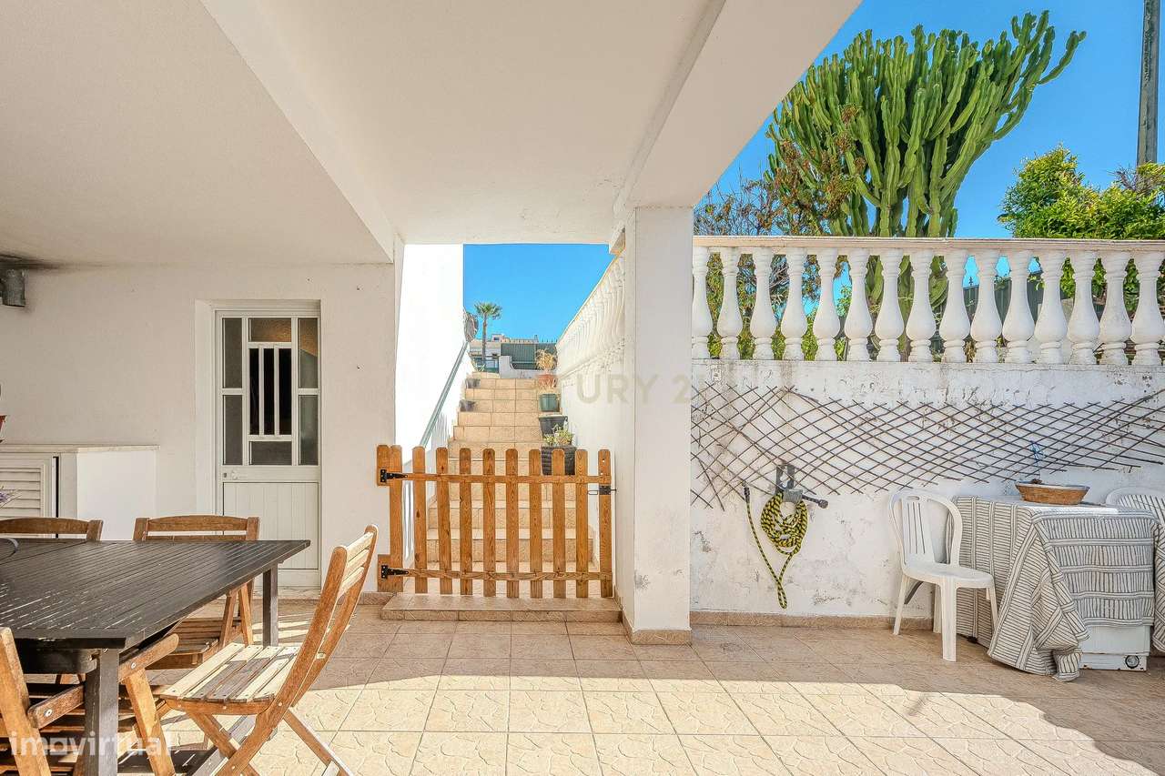 Moradia T2 Geminada C/ 2 Apartamentos Independentes e 238 M2 de Área E-39