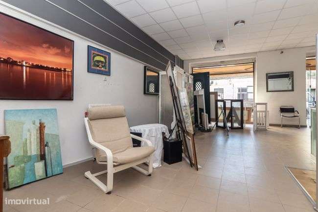 Prédio  2 Apartamentos 2 lojas Venda Barreiro-18