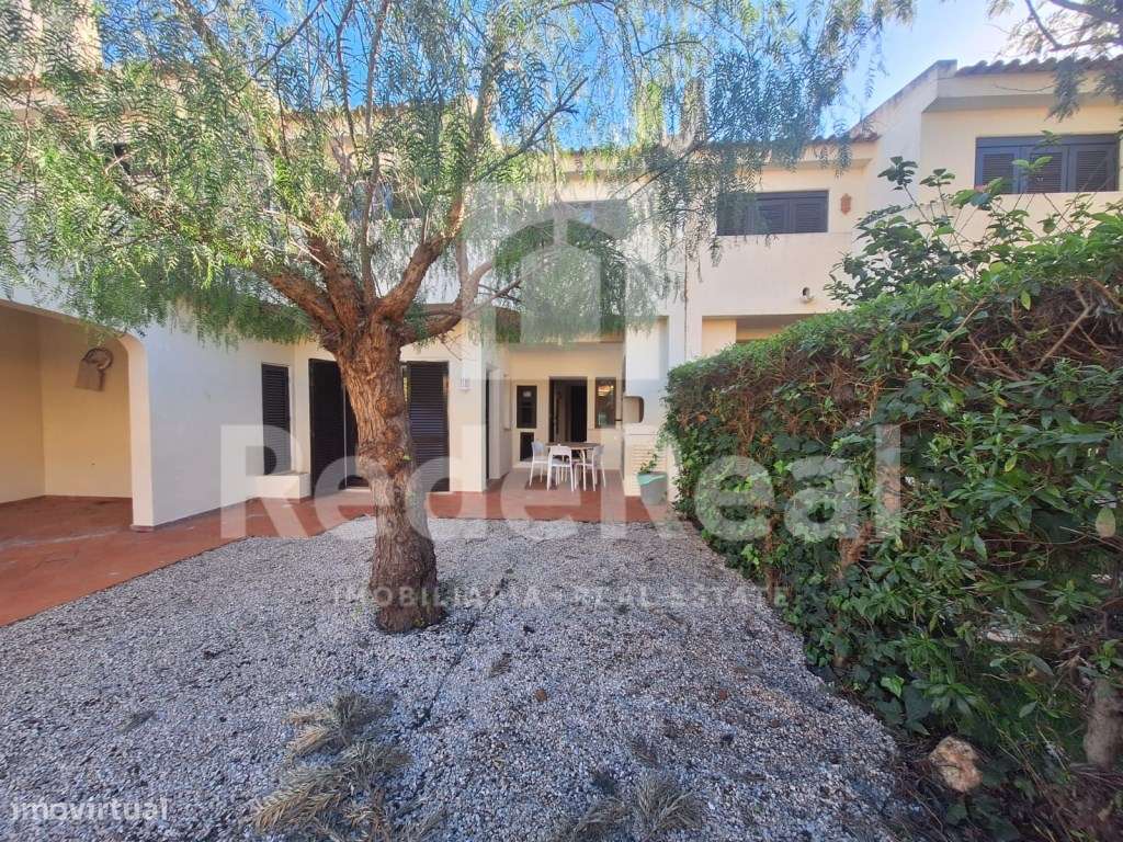 Moradia T3 + 1 com Boas Áreas em Lote de 300 m² - Centro de Albufeira-1