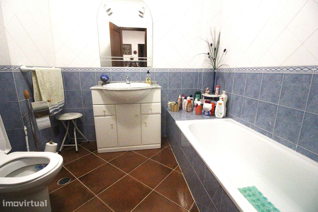 Armação de Pêra T2 Perto do mercado com Piscina, Garagem e Arrecadação-16