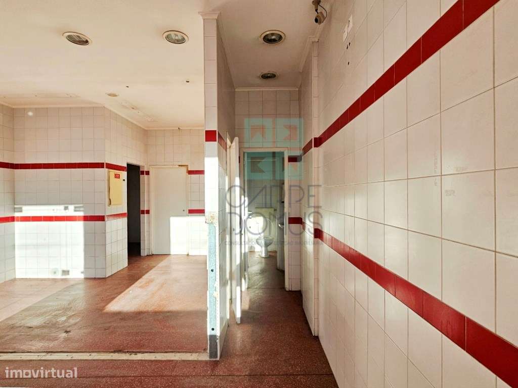 Loja comercial com 50m2, montra, zona movimentada, no Cacém, Sintra-12