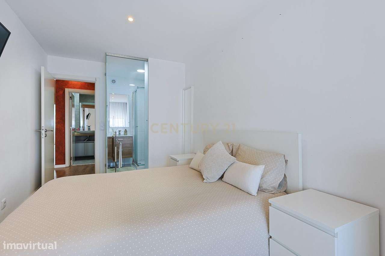 T3 Remodelado com Varanda e Vista para Lisboa – Torre da Marinha, Seix-18