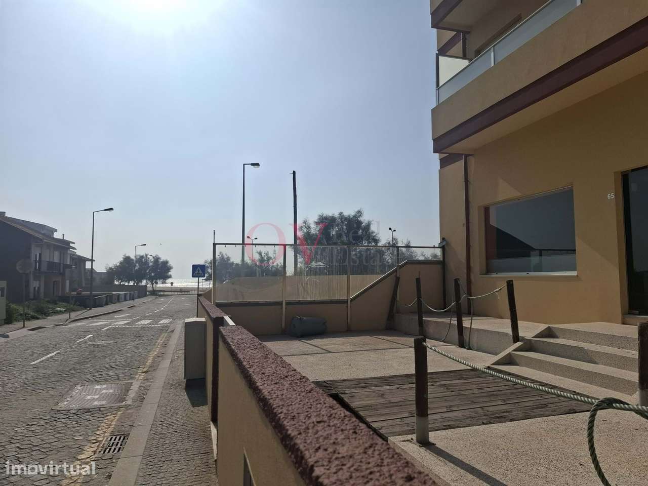 Loja Rés-do-chão, com esplanada, 1ª linha da Praia do Marreco em prédi-9