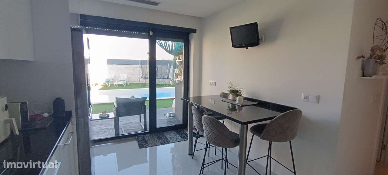 Moradia T5 de Luxo com Piscina e Garagem-9
