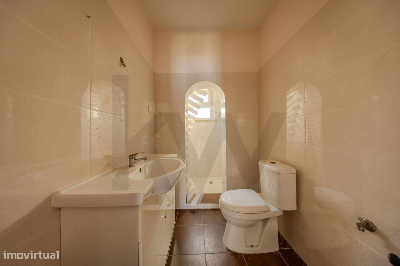 Moradia Bi-Familiar + 2 Anexos Habitáveis na Sobreda Caparica-15