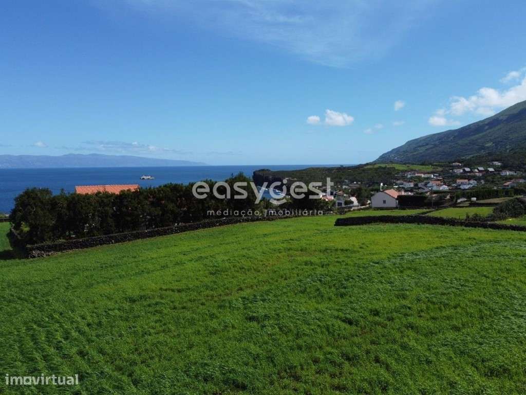 Terreno plano na Prainha com vista mar e sobre a ilha de São Jorge - Grande imagem: 5/18