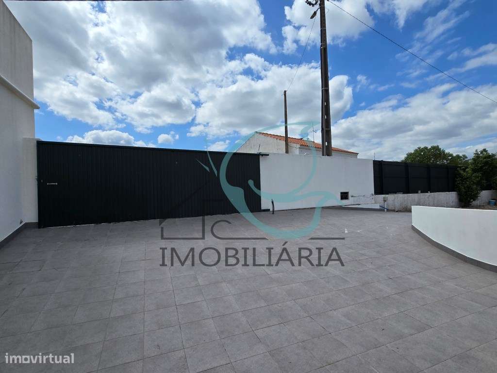 EXCLUSIVO - Excelente moradia de 2 pisos, com licença AL-59
