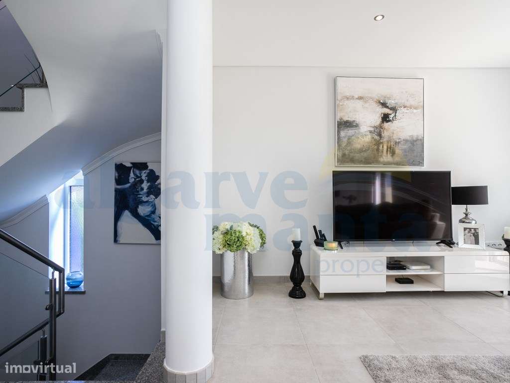 EXCLUSIVO! Moradia T3 Moderna com Piscina Privada no coração de Vil...-14