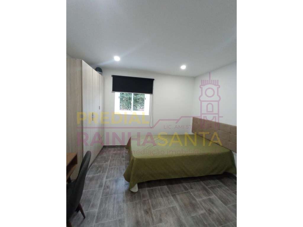 Prédio c/ três apartamentos T4 e lavandaria - Coimbra-24