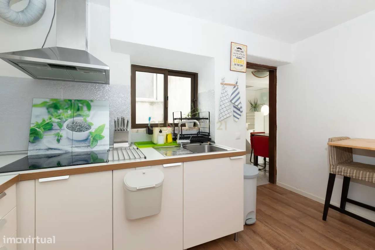 Prédio com dois apartamentos T1 em propriedade horizontal em Almada Ve-6