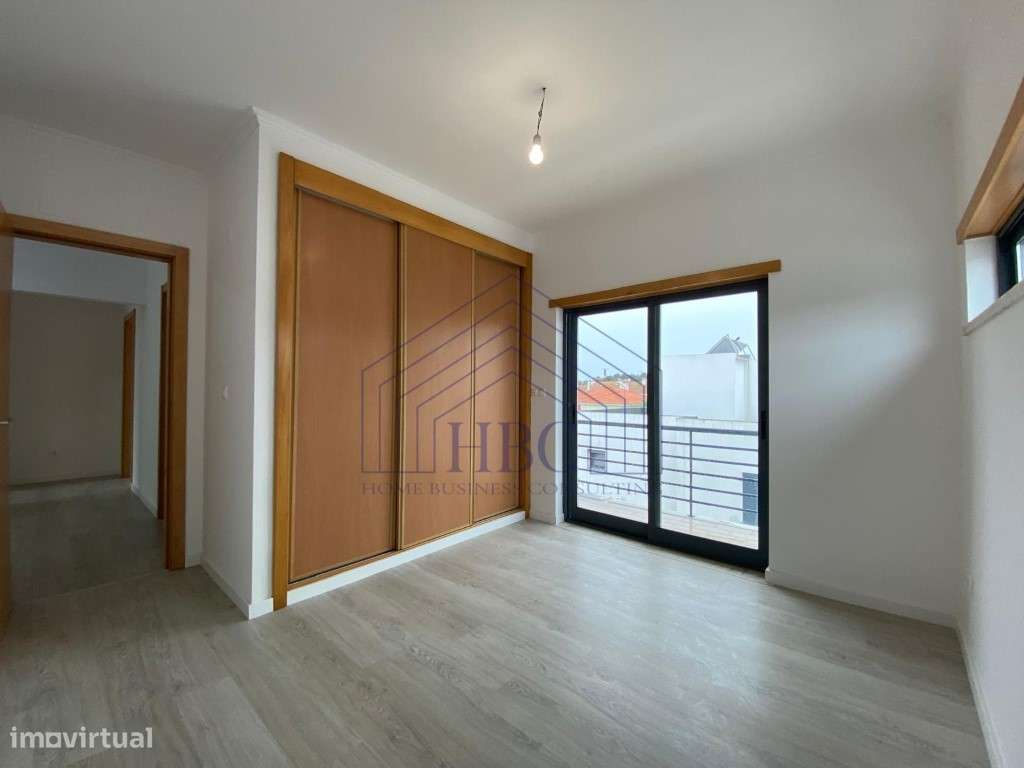 Moradia T5 Moderna e Remodelada no Feijó - Espaço, Conforto e Exclu...-35