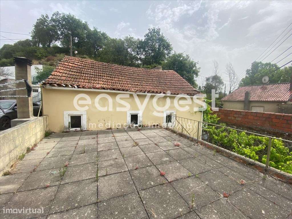 Moradia T3 com logradouro, para recuperar, perto do centro da Maceira - Grande imagem: 5/22