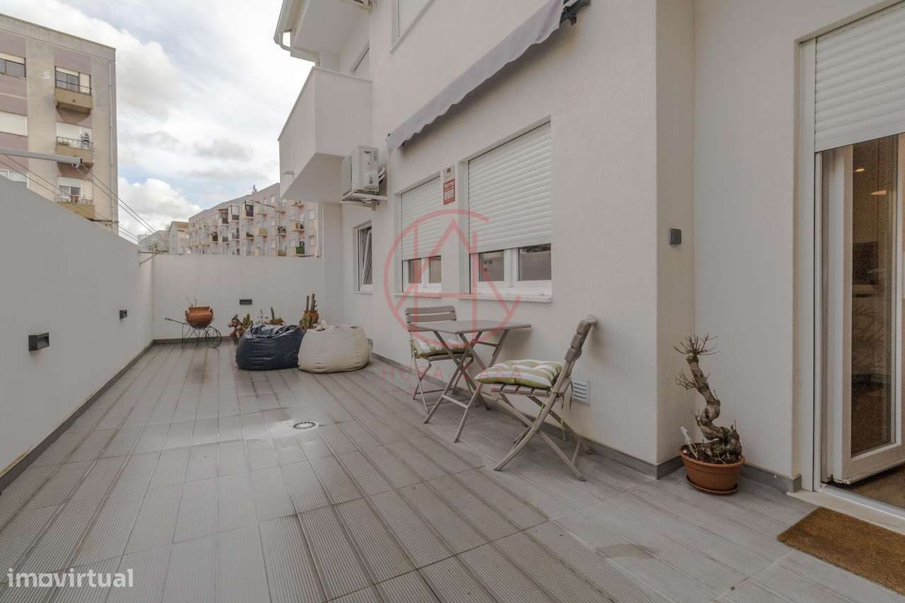 R/C de Moradia bi-familiar com quintal e garagem individual-25