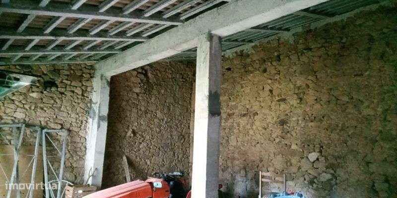 Vendo armazém  Paredes Robustas de Granito e telhado novo - Grande imagem: 4/6