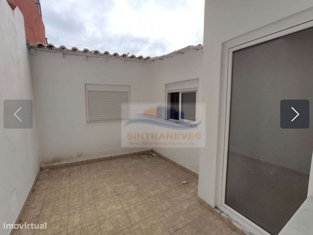 T1+2 com Terraço Totalmente Remodelado | Buraca | 295.000€ - Grande imagem: 2/15