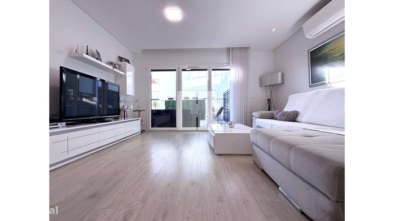 Apartamento T3 Seminovo c/ Terraço-8