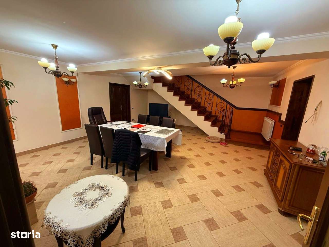 Cauți o casă mare sau spațiu pentru business? Aici le ai pe ambele!-19