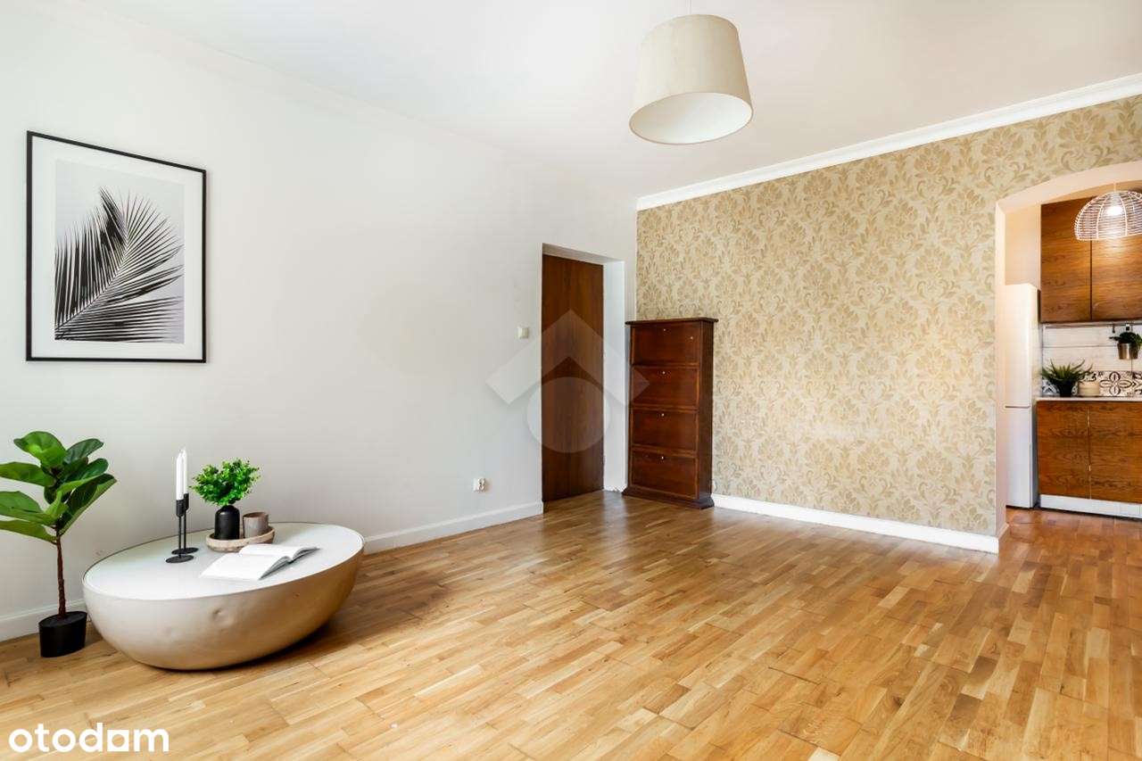 Kawalerka | Blisko rynku | 2 piętro | Osobna kuchnia-0