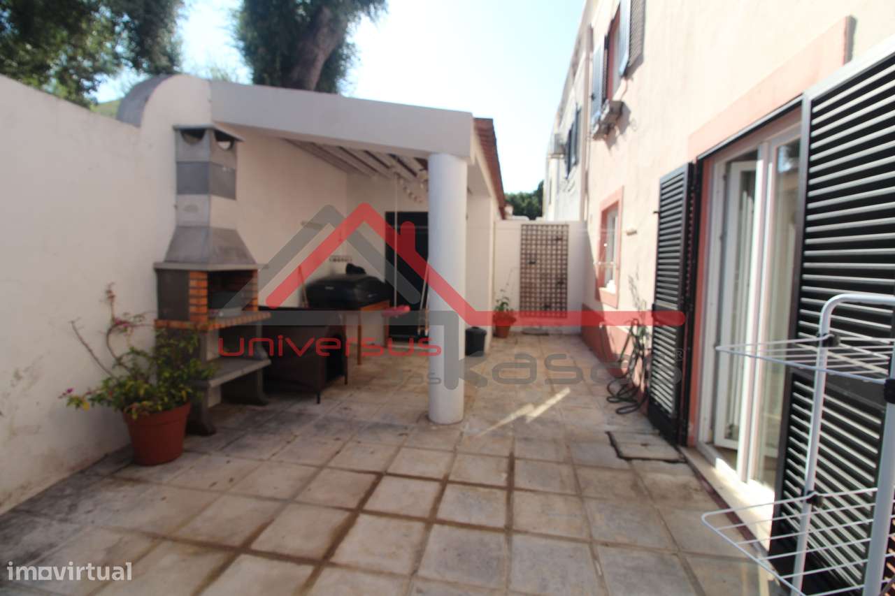 Moradia em Banda V4 com Jardim e Estacionamento na Quinta do Anjo-17