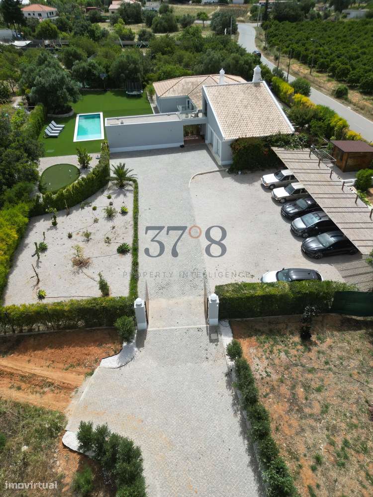 Uma vivenda de 4 quartos com piscina, num terreno de 2 hectares a 10 m-55