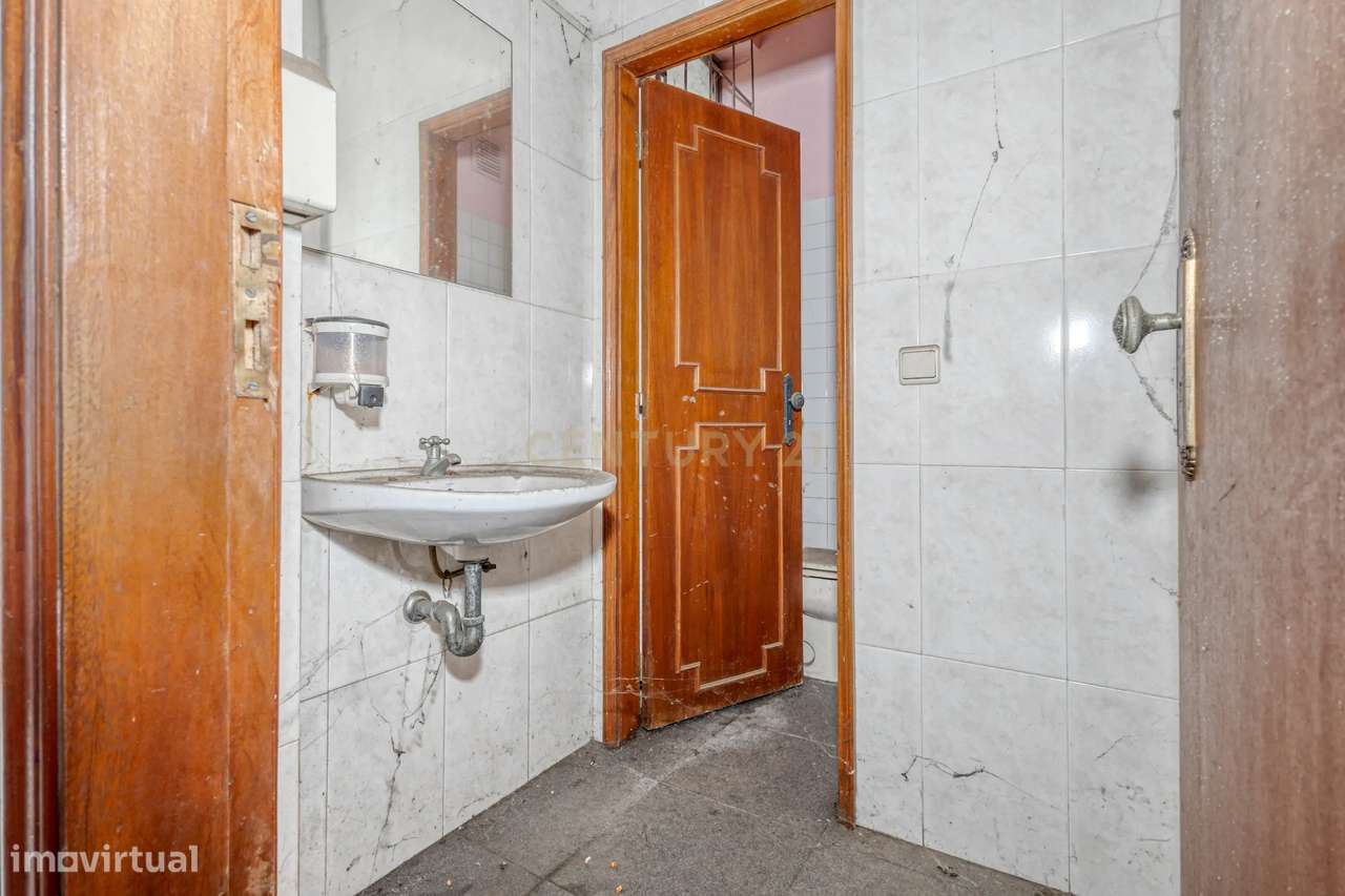 Loja com 136m2 Logradouro e Cave em Rio Tinto-15