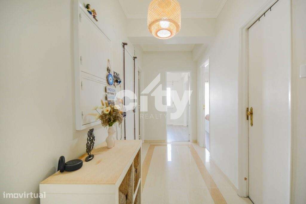 Apartamento T3 localizado em zona central de Massamá junto à Escola Se-14