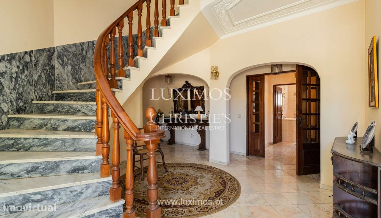 Moradia V4+1, próxima do centro de Loulé, Algarve - Grande imagem: 2/24