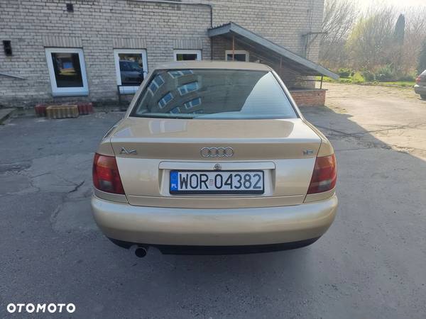 Audi A4 Avant 1.8 - 9