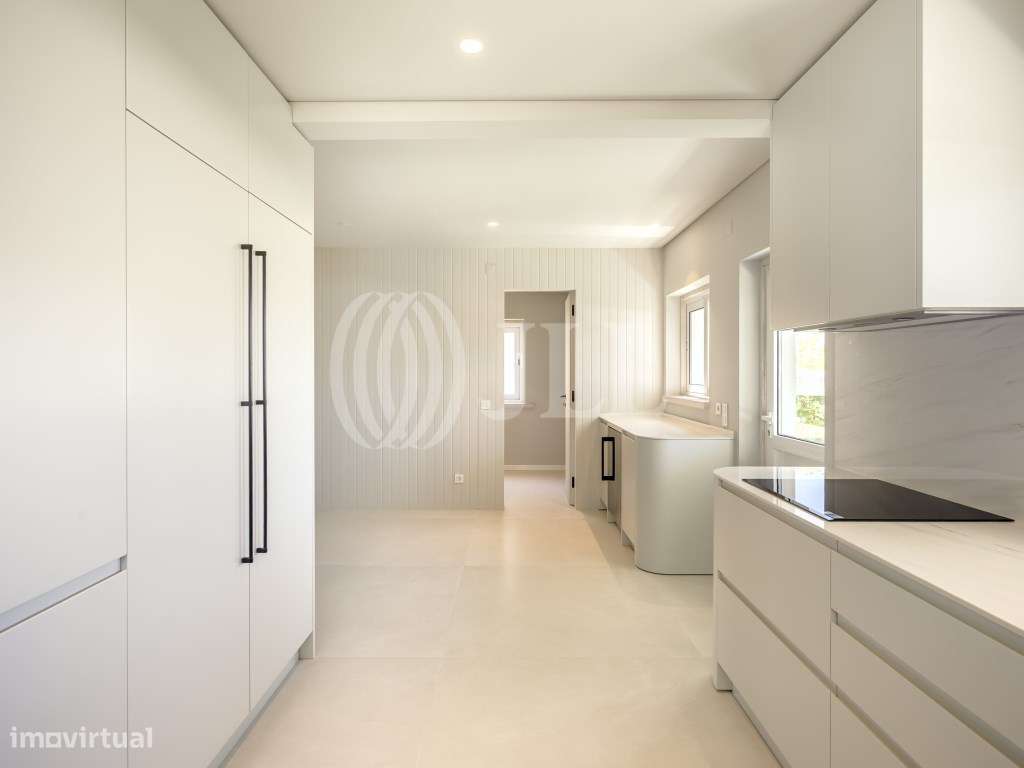 Moradia T5+2 com piscina no Estoril-8