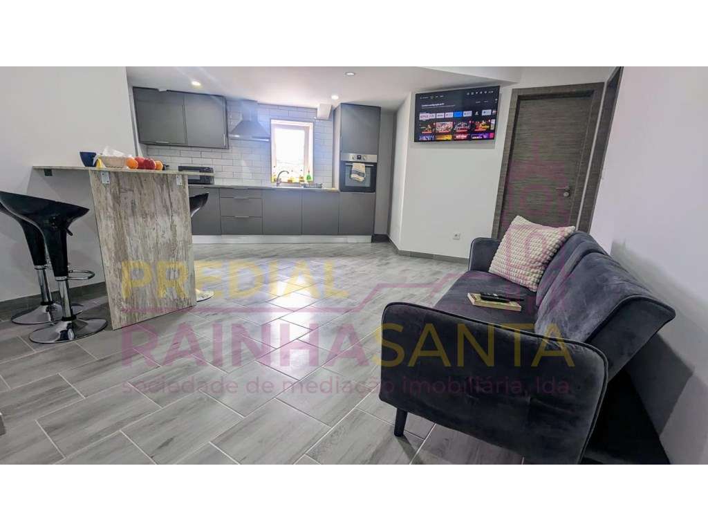 Prédio c/ três apartamentos T4 e lavandaria - Coimbra-1