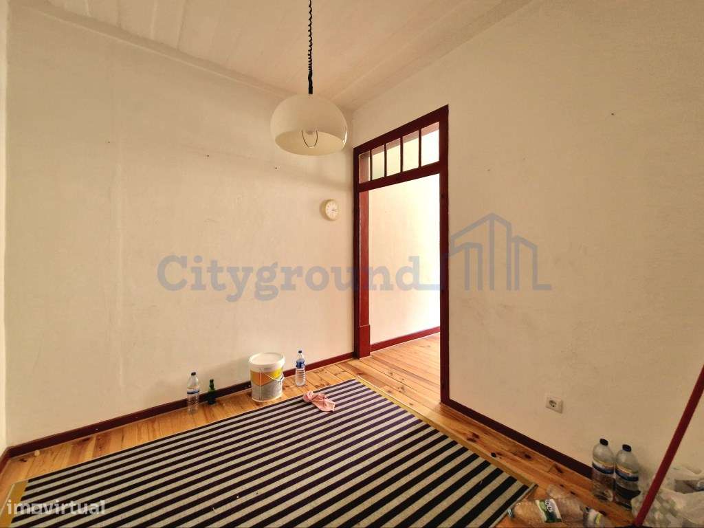 Apartamento T2 Duplex no Príncipe Real para reabilitar a seu gosto-5